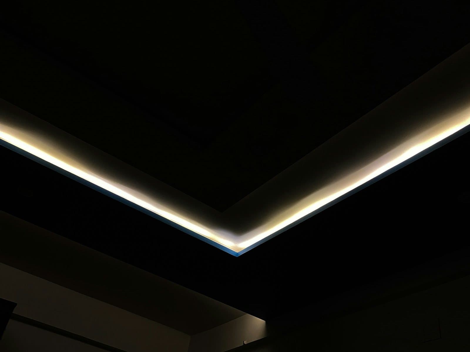 Indirekte LED-Lichtlinie an einer dunklen Decke