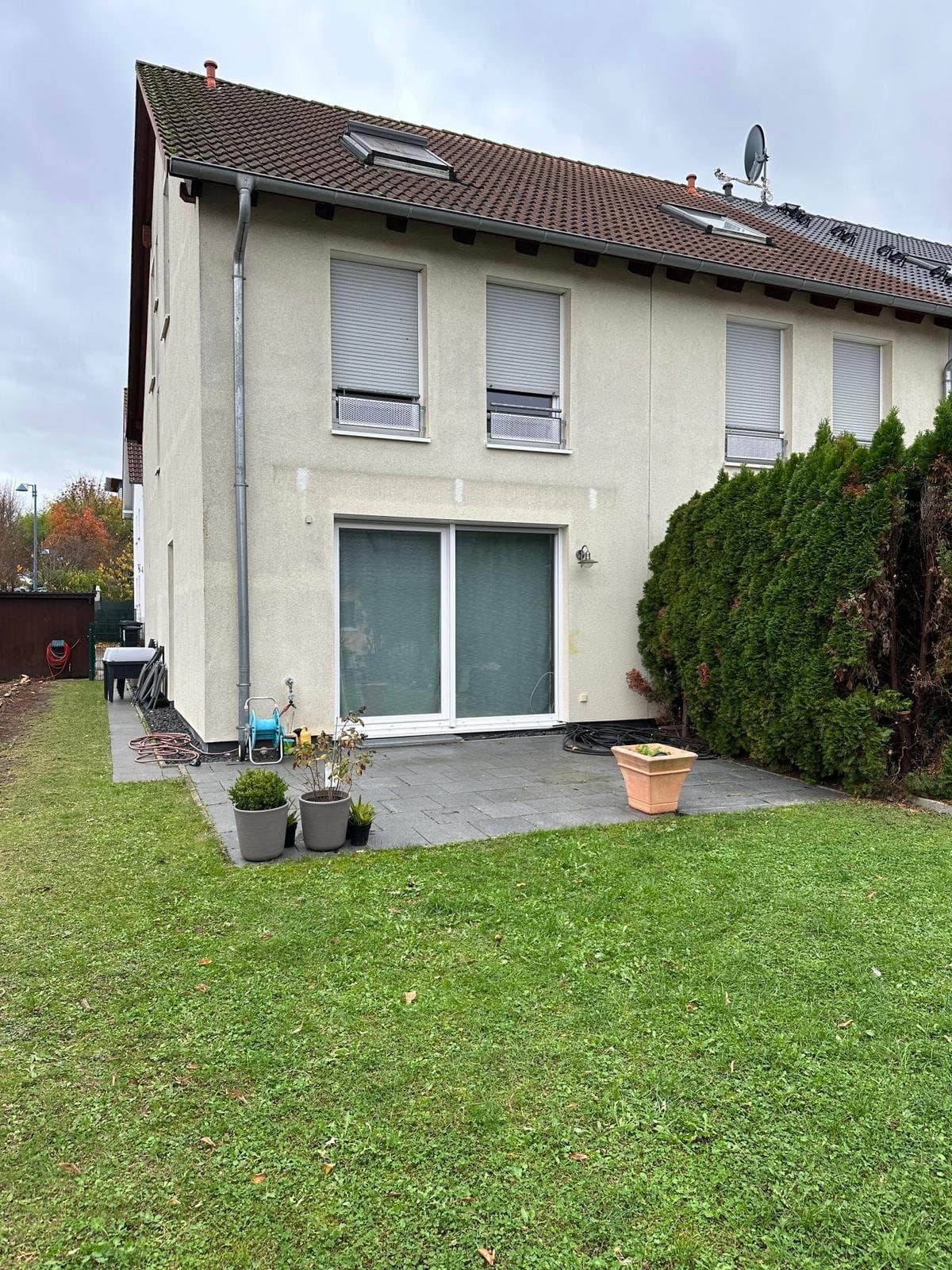Vorher: Terrasse und Garten aus der Ecke gesehen