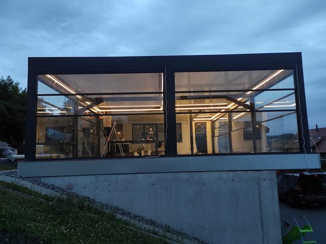 Glashaus auf der Garage mit LED-Beleuchtung